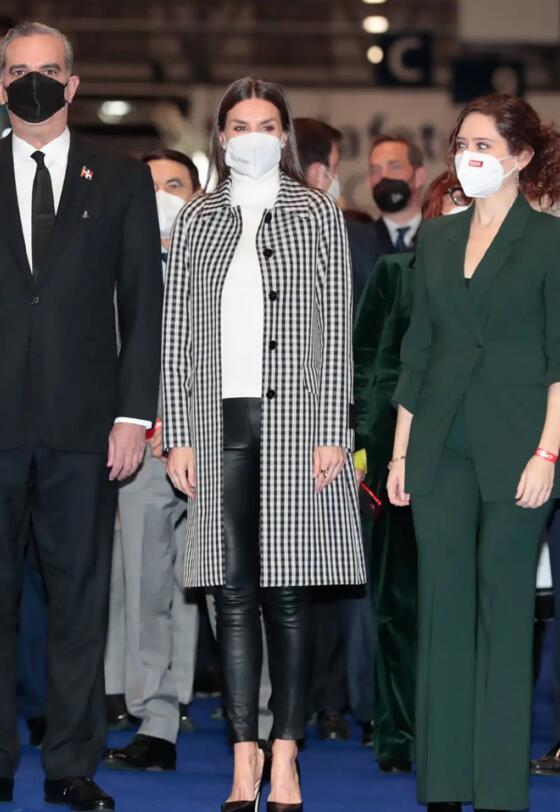 西班牙王后莱蒂齐亚上班图穿格纹大衣配皮裤迈八字步气质好拽