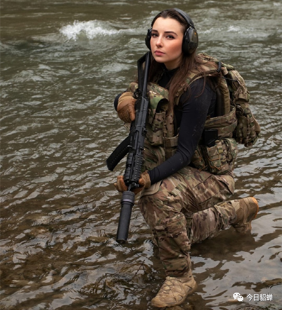 曾被称为"最漂亮女兵",来自俄罗斯的埃琳娜·德利吉奥兹_腾讯新闻