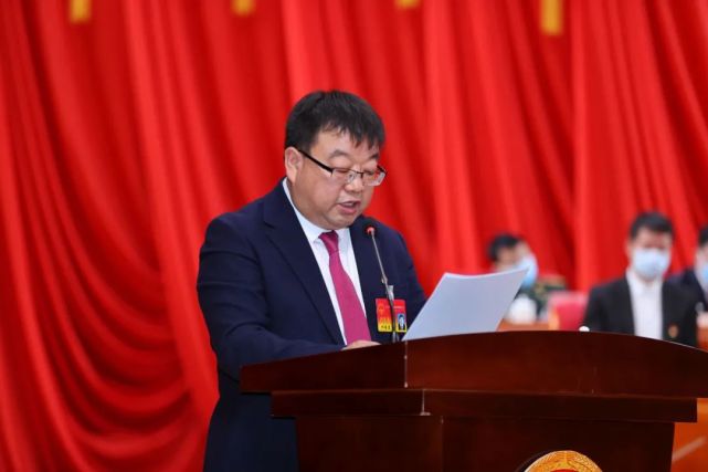 区委常委,政府常务副区长祁俊虎向大会作《玉泉区人民政府关于2021年