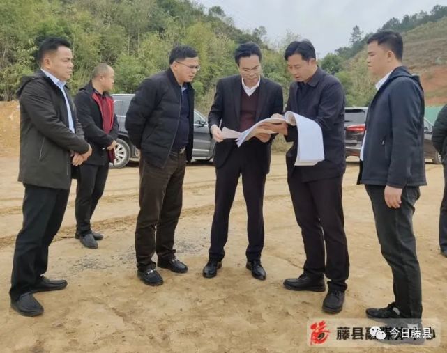 (藤县融媒体中心1月21日讯)1月21日,县长蒙中平到藤州镇调研六堡茶