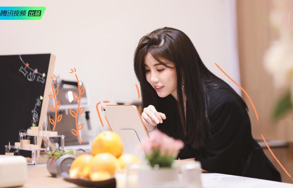 不要吵了!其实罗拉俞悦王能能的三角恋并不复杂,节目组早已暗示-cw资