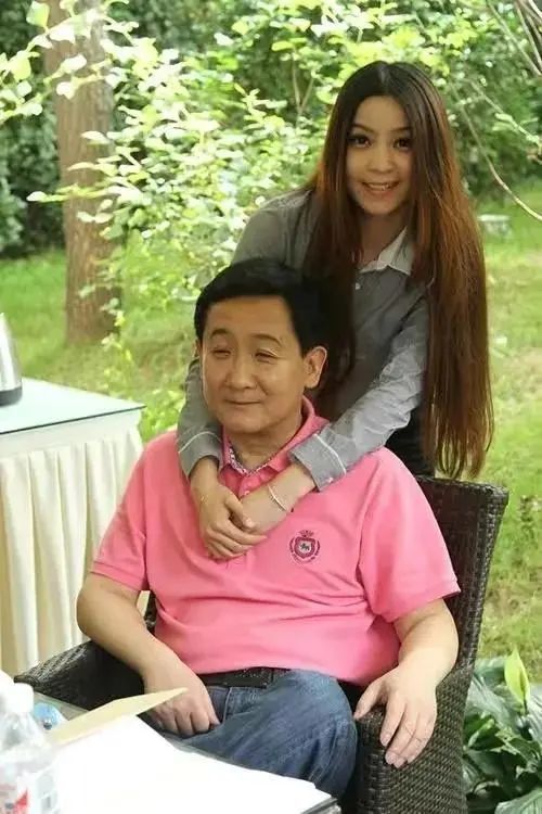 要落在他妻子和年仅16岁的女儿梁青儿身上.