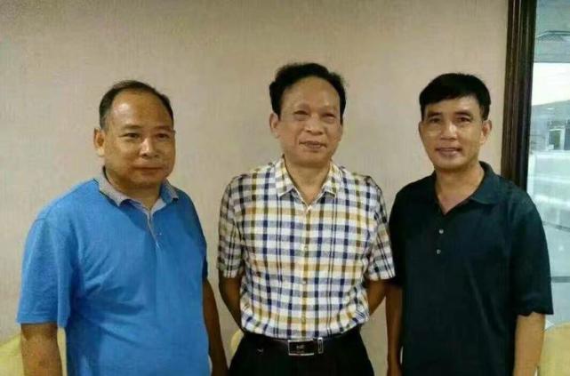 多年后黄志荣(左一)陈书利(左二)和战友在一起