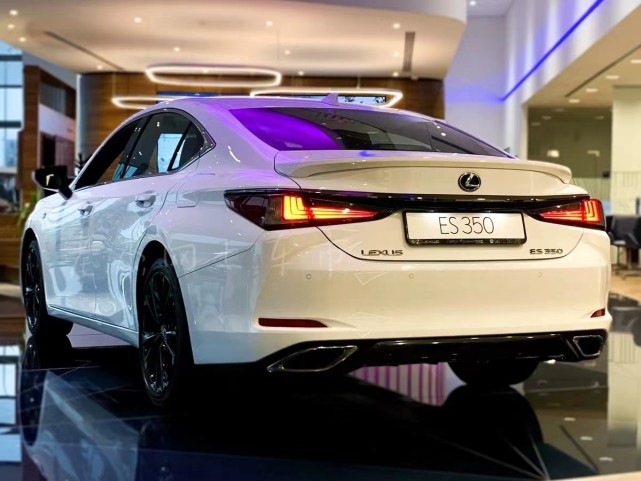 运动元素暴增新版雷克萨斯es350实拍加速更犀利6缸真霸气
