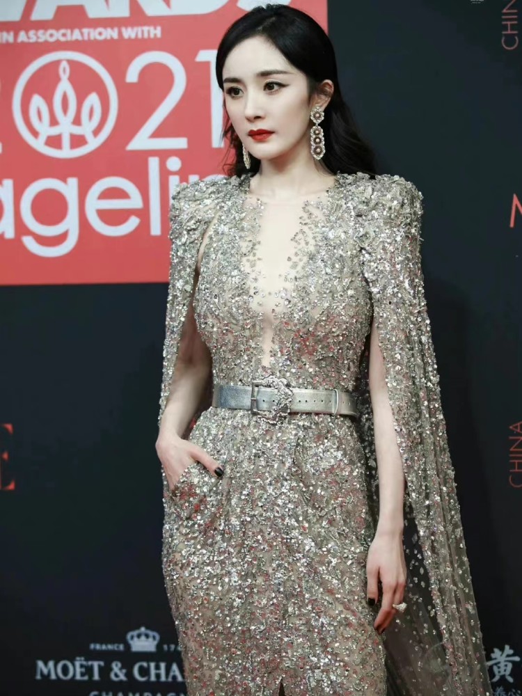 杨幂才是大姐大镶钻礼服华贵霸气修身剪裁挡不住曲线美