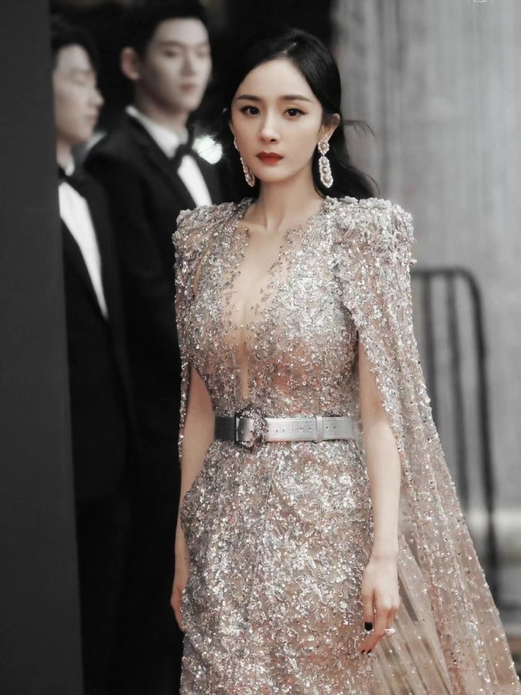 杨幂才是"大姐大",镶钻礼服华贵霸气,修身剪裁挡不住曲线美_腾讯新闻