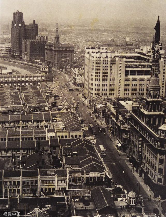 新新商场开幕,1936年而南京路的另一头是上海最古老的佛寺静安寺飞檐