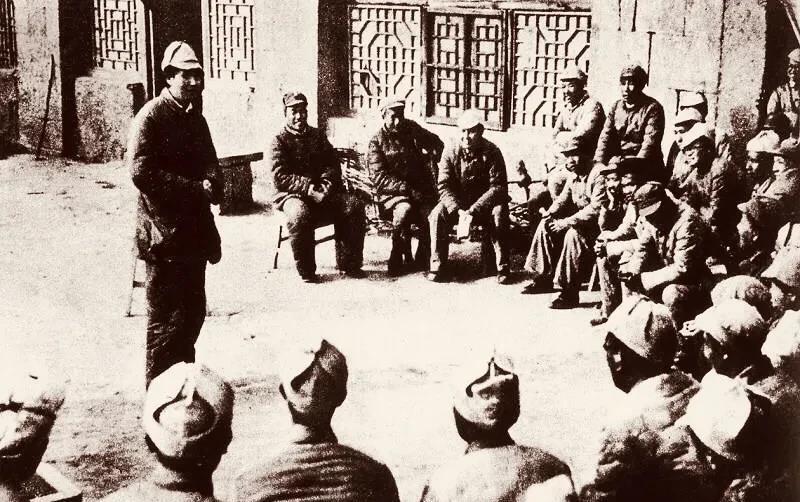 伟人们当时的真实生活状态,他们就是在那样艰苦环境下,创造了延安精神