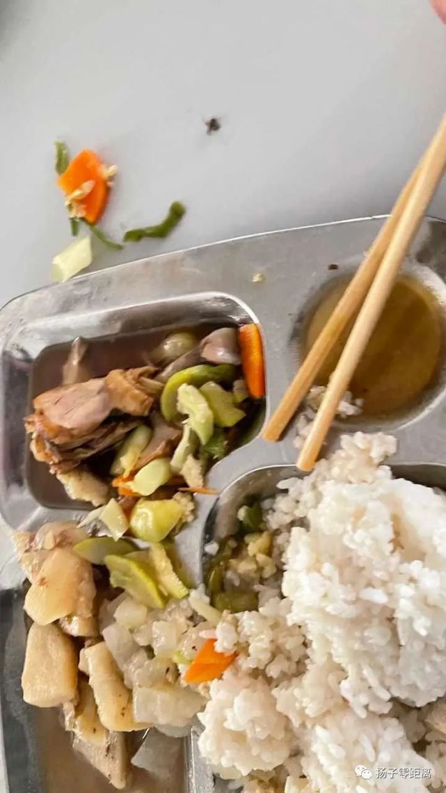 其实之前该校就被曝出伙食太差,现在又出现食堂伙食卫生问题,引人深思