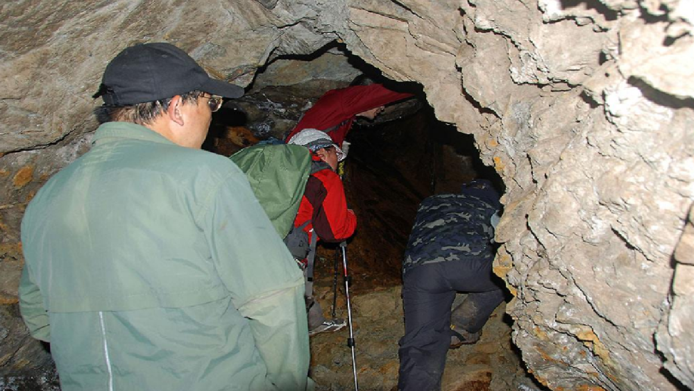 東北老農上山誤入山洞,偶然發現日軍遺留寶藏,日本要求我們歸還_騰訊