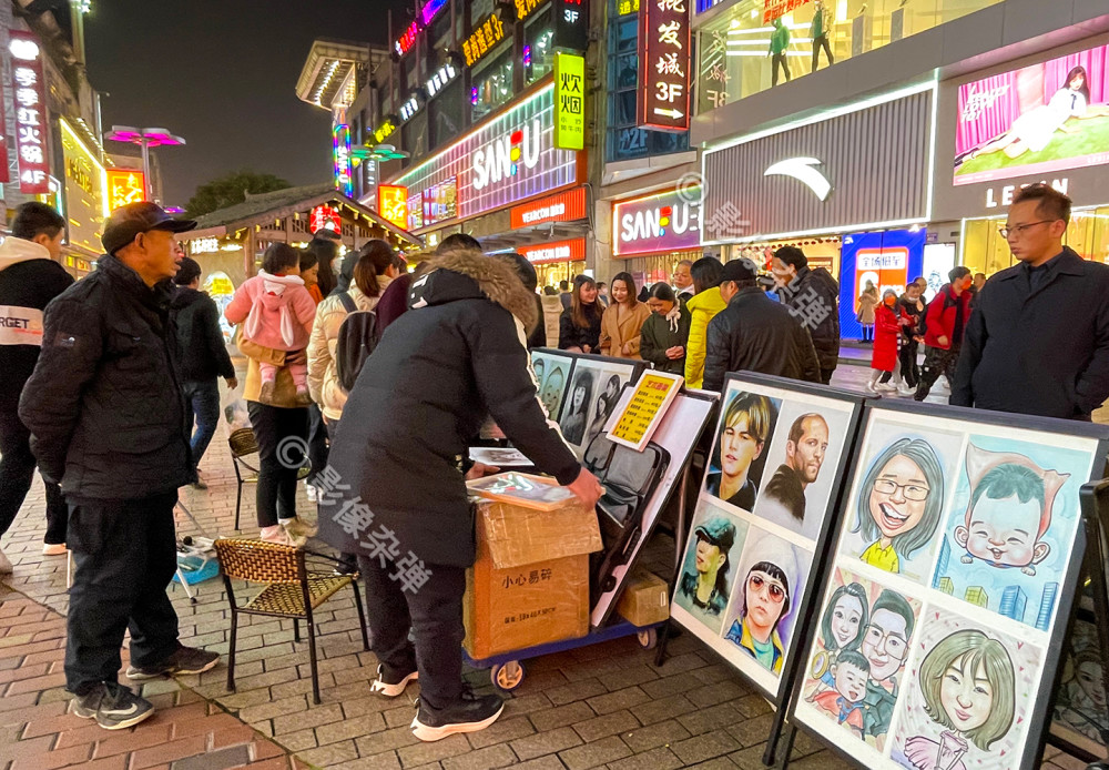 長沙步行街的璀璨夜景,品嚐美食城的特色小吃,還可以欣賞街頭藝人的