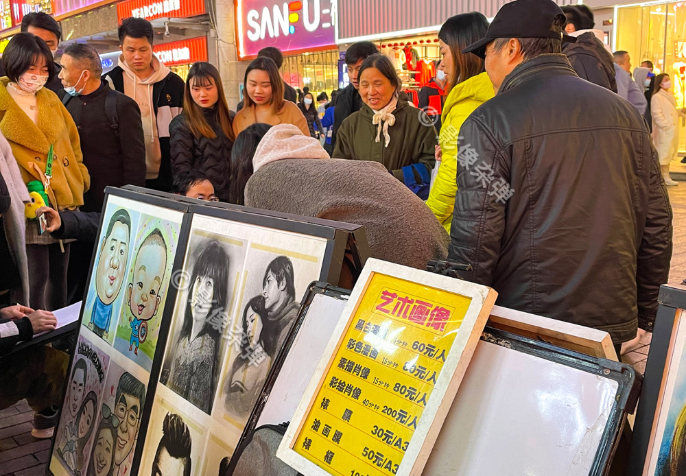 长沙步行街艺术画像人气火爆被游客团团围住5分钟60元贵吗