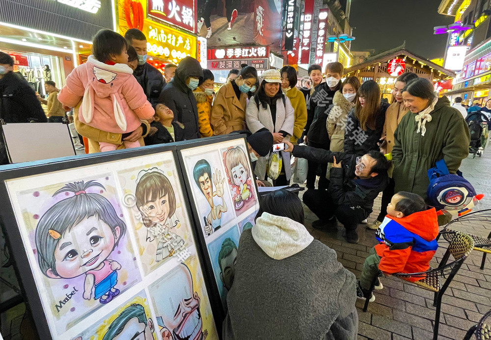 所以,和好朋友或者一家人在长沙街头留一副特别的艺术画像,相信许多人