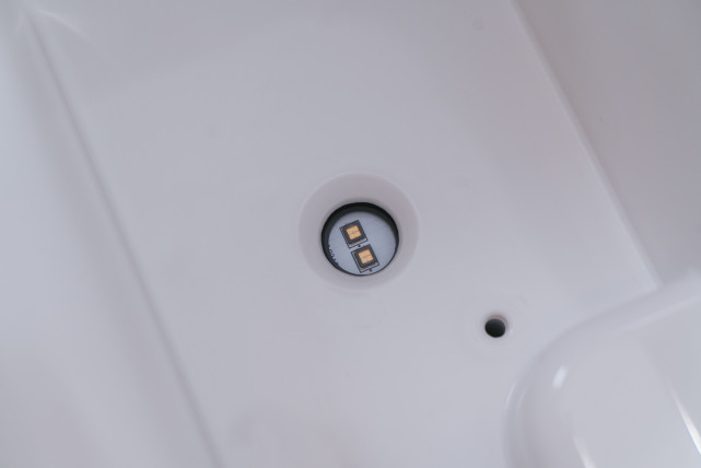 在滤芯的前面还有一个净水箱,净化过的水都会存储在这里,在取水的时候