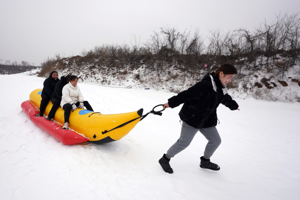 1月21日,游客在河北省临城县绿岭冰雪乐园体验雪地香蕉船.