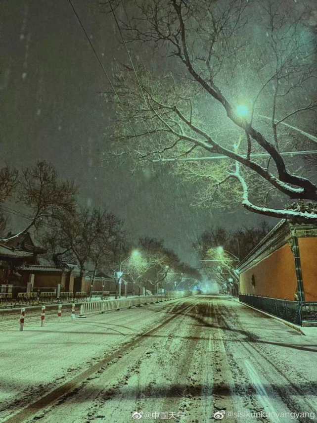 打开腾讯新闻,查看更多图片 >这个周末,北方地区雪花飘飘,北风萧萧.