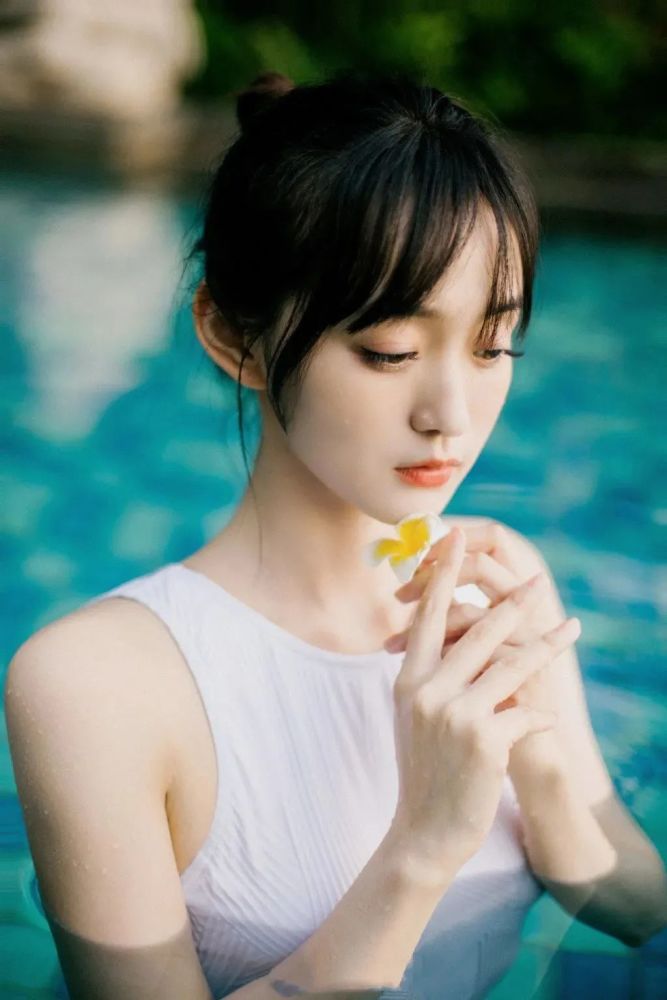 何泓姗已经34周岁了穿着一身白色泳装在湖边戏水这状态是真的少女感