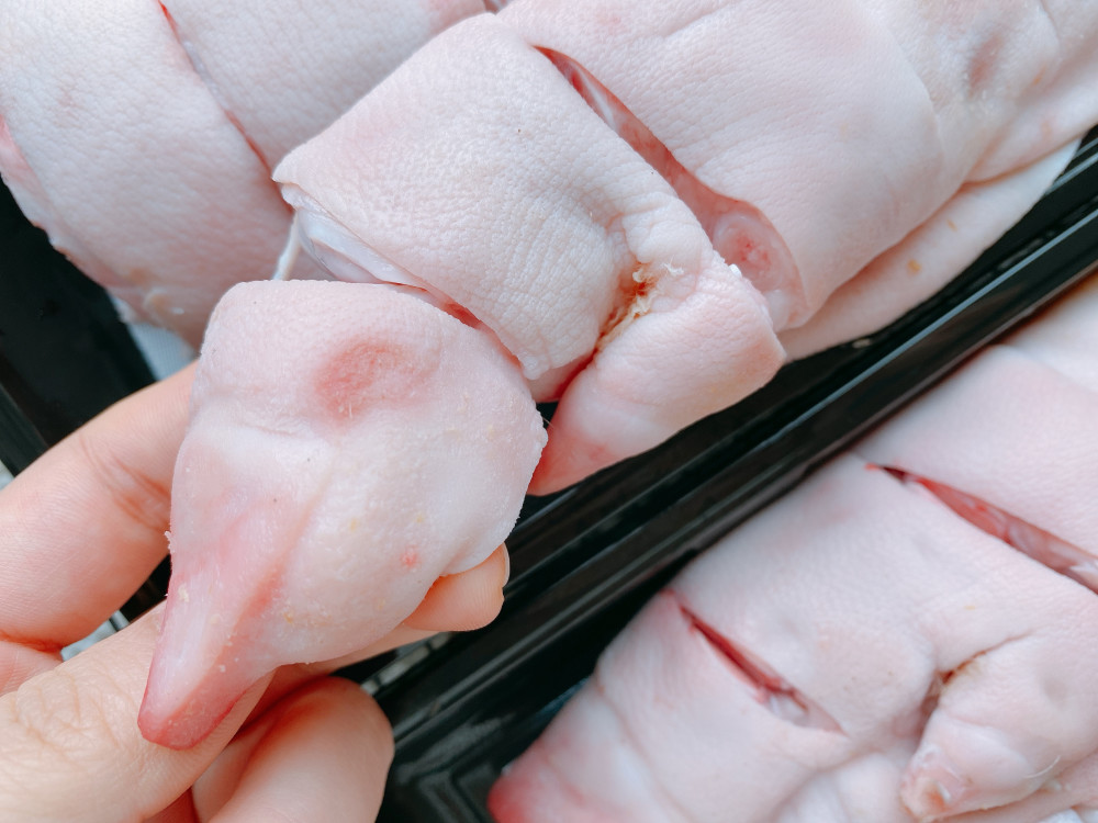 2,一般猪脚尖上还会有残留的猪毛,可以自己用刀刮一下,处理干净;1