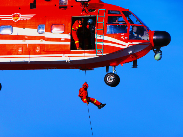 图集|开直升机,负重爬山,悬崖灭火 森林消防高能训练保冬奥