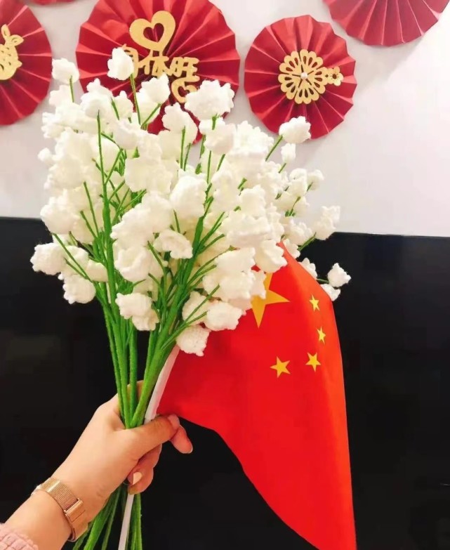 今年,北京冬奥会和冬残奥会颁奖花束采用纯手工制作的绒线花束,寓意着