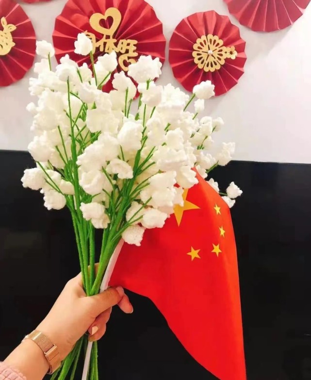 连云港妈妈编织永不凋谢的"冬奥之花"|编织|北京冬奥会|铃兰|花束