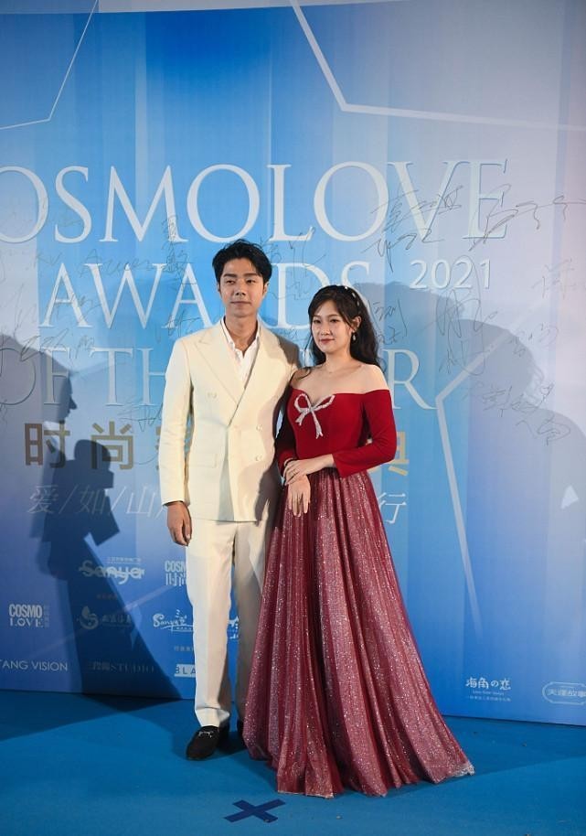 袁成杰妻子挺普通的但穿一字肩裙显出丰满身形挺耐看的