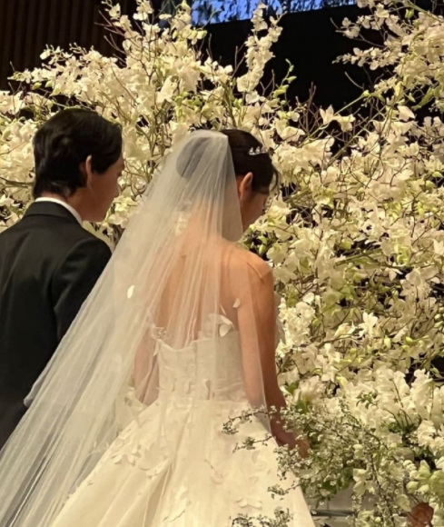 zico)是崔泰俊相识11年的好友,他在台上宣读了一封手写信,祝福两人