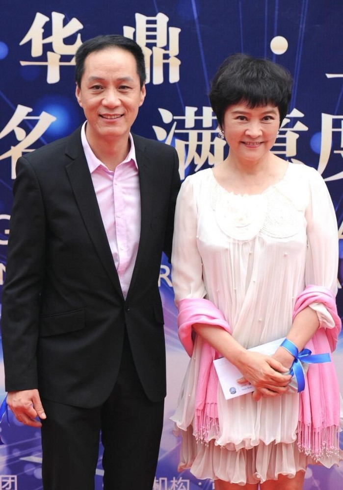 冯远征妻子打扮成小姑娘虽然年龄感明显但穿薄纱花裙挺有气质