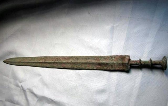 山东村民挖到2300年前的燕王剑,藏着《史记》里一段热血传奇
