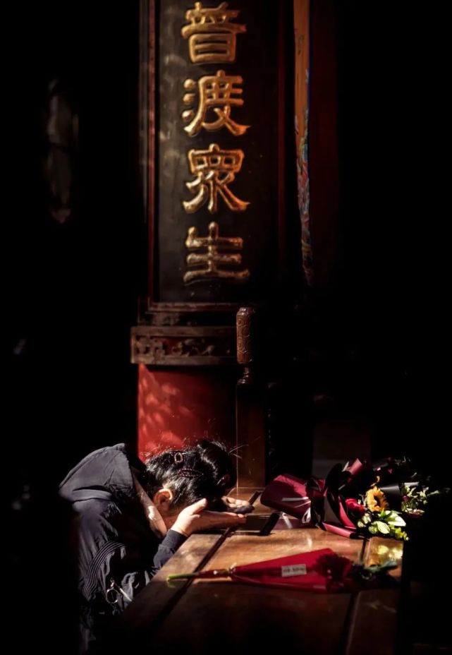 香花是表示芬香清洁,信佛礼佛,一方面用这些东西来供养佛以表示虔敬