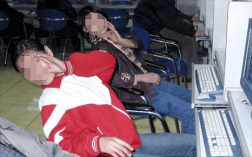 北京蓝极速网吧纵火案四名少年因上网被拒恶意纵火致25人丧生