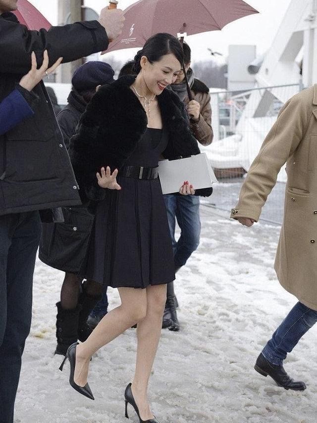 俄罗斯ssj100客机赖冰天雪地新时尚章子怡抹胸比例衬衫就好腰微笑