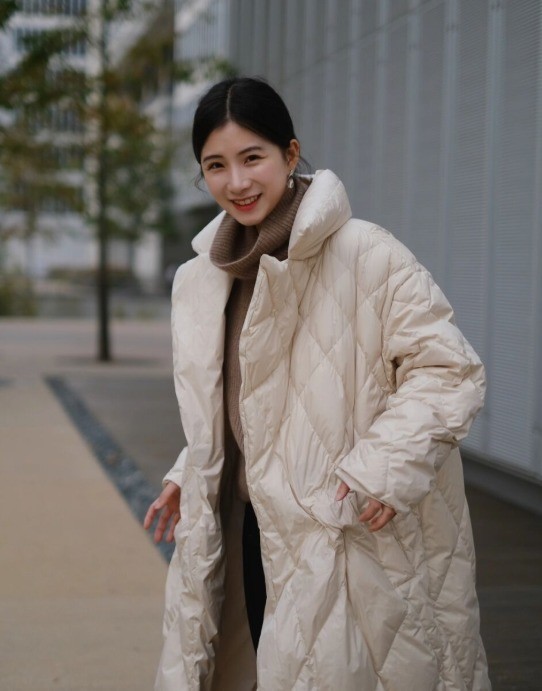 看到时髦精的搭配才知道今年最流行米色羽绒服显白还温柔