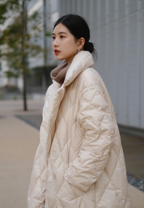 看到时髦精的搭配才知道,今年最流行"米色羽绒服",显白还温柔!