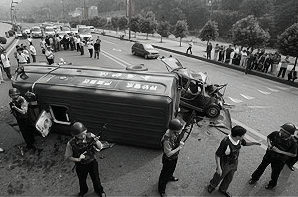 1997年一军人抢劫运钞车79万巨款23年后被捕时已是法院副局长67