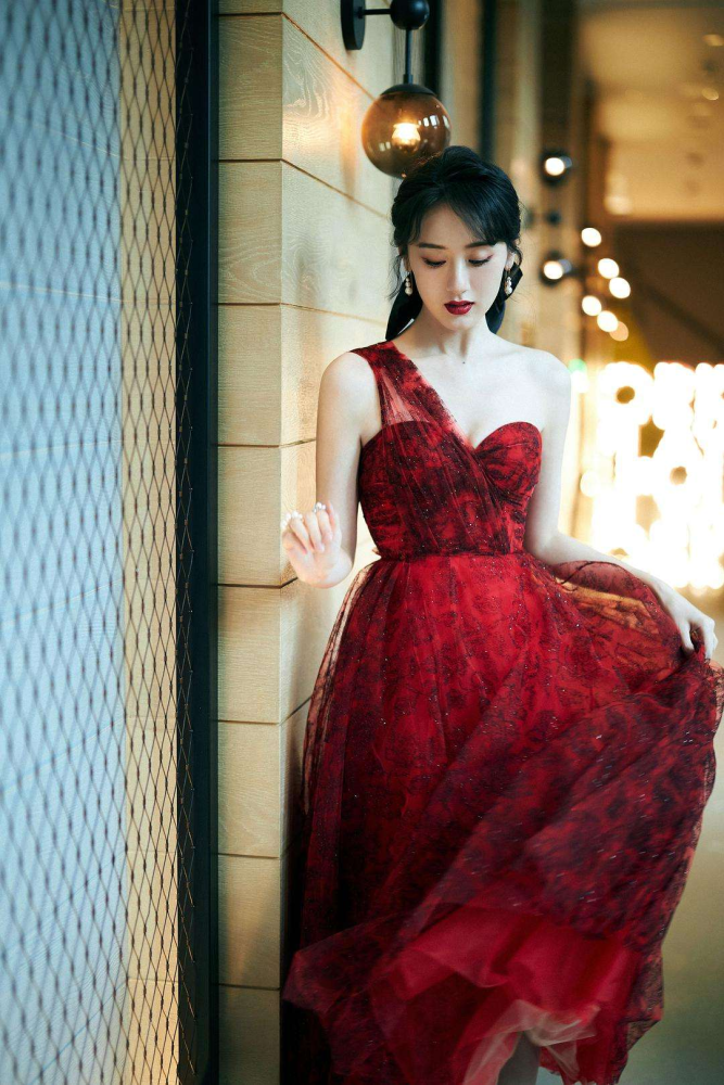 袁冰妍的脸蛋可不短，小红裙搭配却有点小家子气，没穿出来精致感高中历史网课