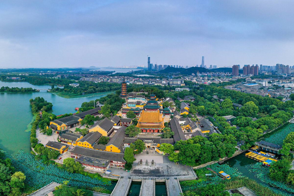 地方,今天為大家介紹的金山寺是位於江蘇省鎮江市潤州區金山路金山上