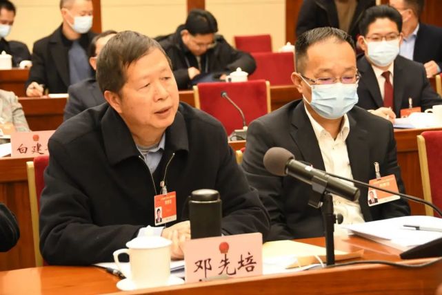 列席会议的省人大常委会法制工作委员会副主任邓先培对《云南省土壤