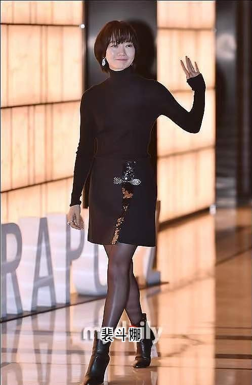 42岁裴斗娜全黑亮相身材仍保持着小姑娘的状态看不出一点赘肉