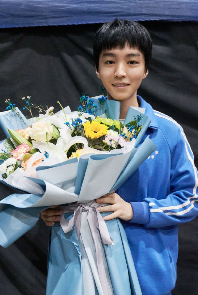 22岁王俊凯近照曝光脸颊消瘦下巴凸显宣传电影竟让粉丝认不出