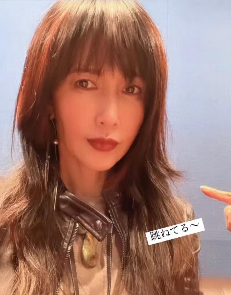 51岁工藤静香久违出外景美人迟暮坦然面对衰老手背老年斑明显