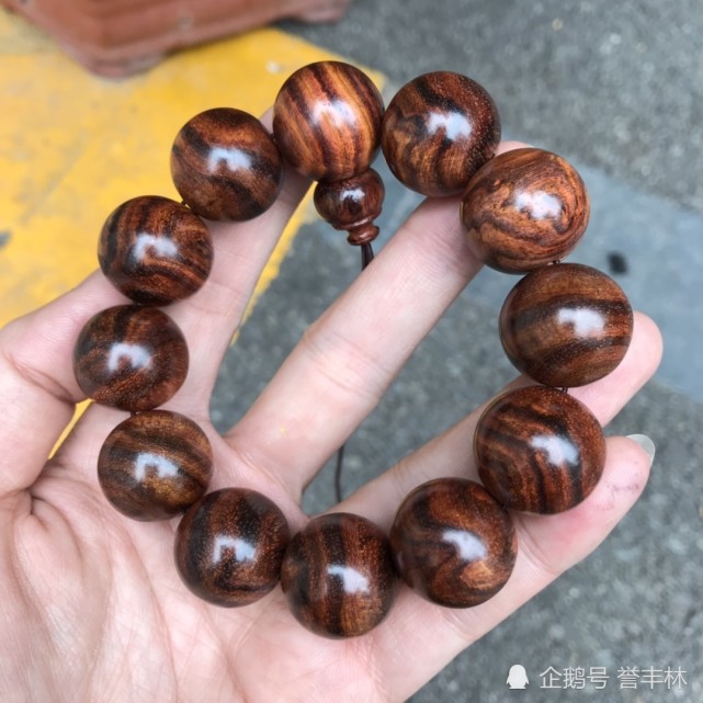 这样保养誉丰林海南黄花梨手串不会变黑开裂