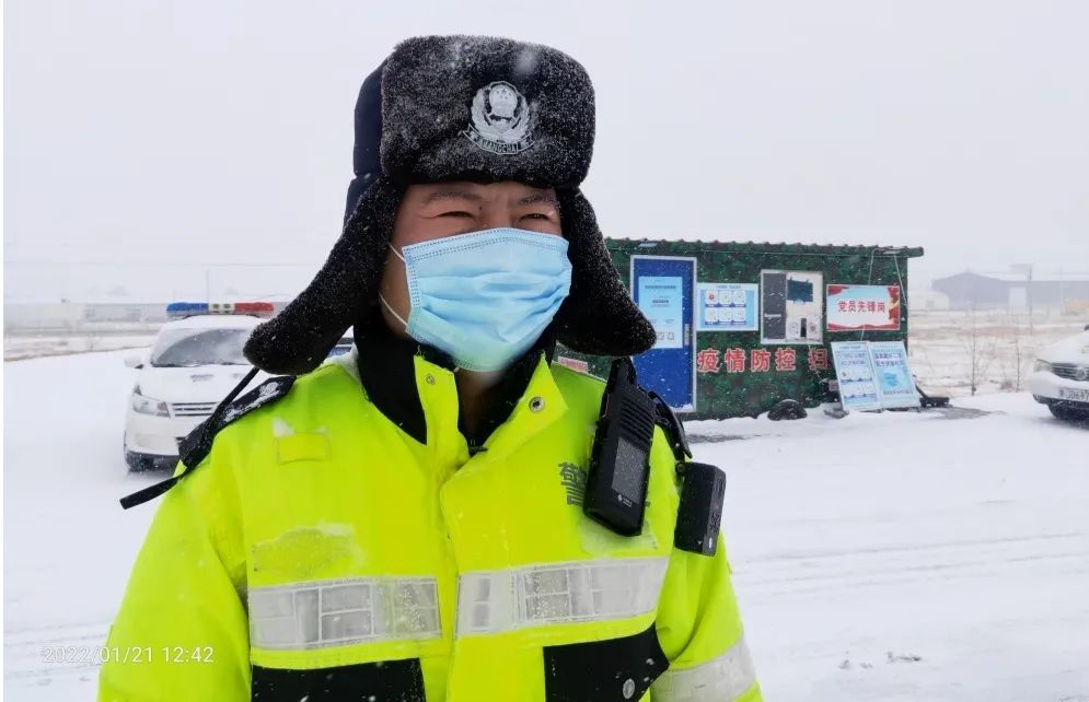 乌兰察布交警雪天执勤保通畅,展现靓丽"雪警"丨北京冬奥交通保障_腾讯