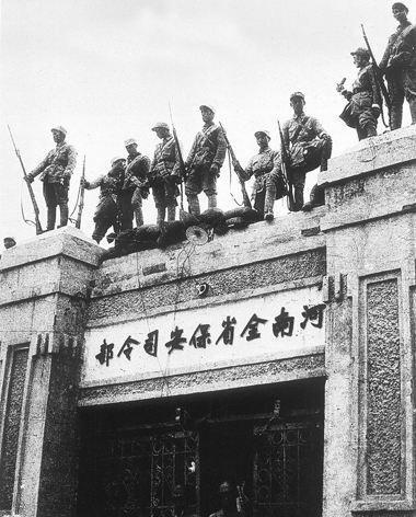 蒋氏急调邱清泉,孙元良,吴绍周,胡琏,区寿年数个兵团向开封大举反攻.