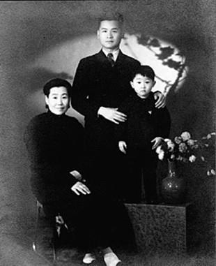 1945年,张育民,卢志英与儿子卢大容六,归去来兮:英