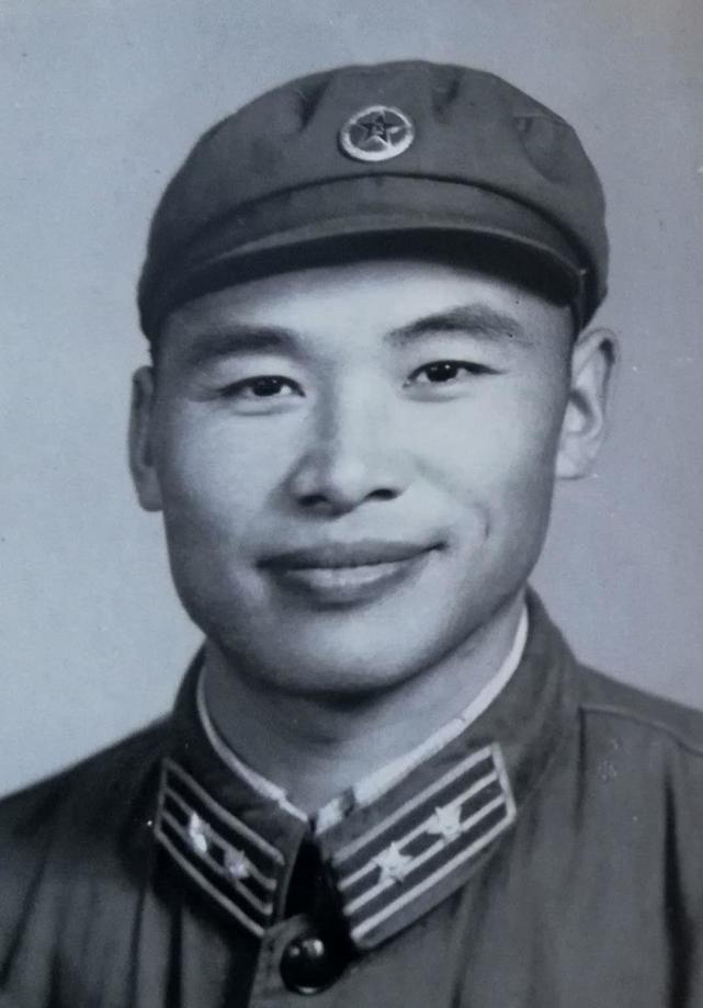 上图为伯父胡光1958年在湖北武汉留影上图为沈阳军区机关报《前进报》