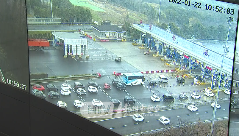 指挥中心,从监控大屏中也可以看到,杭长高速紫金港收费站也排着长队