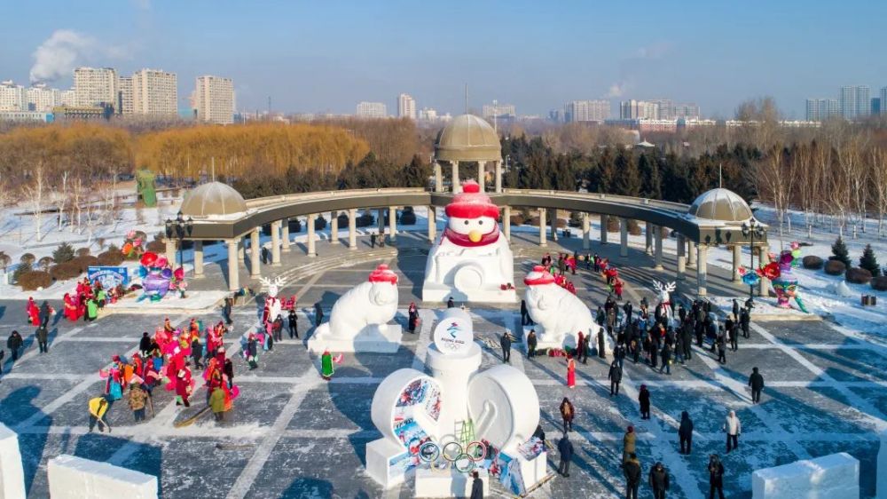 與南湖公園相比,長春公園冰雪樂園以創意互動雕塑為主,製作了多種供