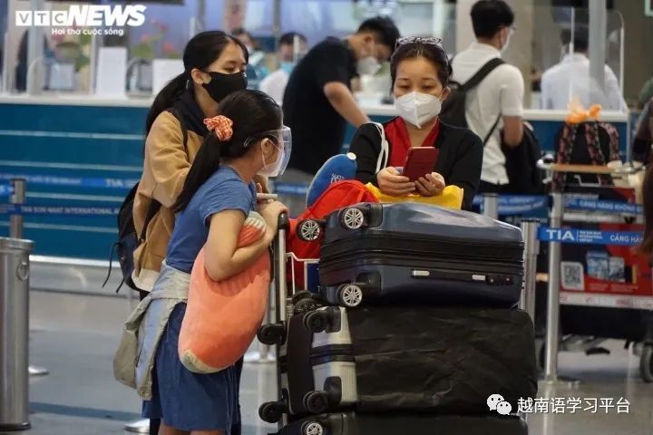 越南新增例 有钱没钱回家过年 大量人群返乡 胡志明市新山一机场迎来久违的热闹场面 腾讯新闻