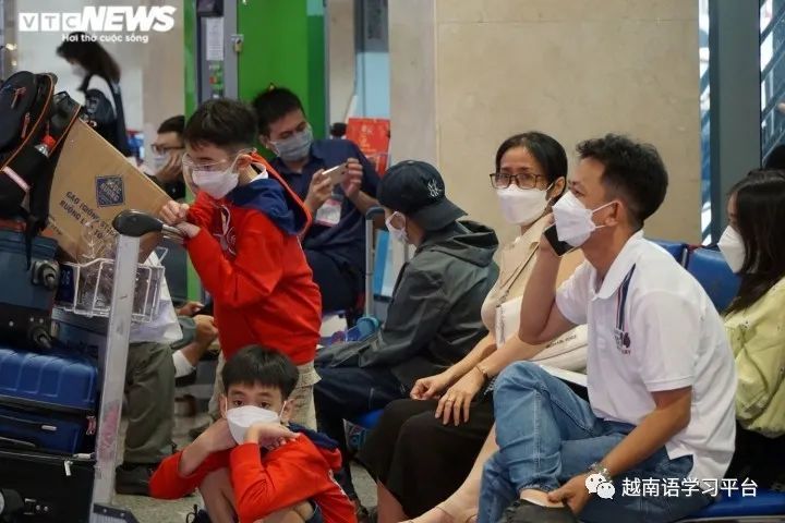 越南新增例 有钱没钱回家过年 大量人群返乡 胡志明市新山一机场迎来久违的热闹场面 腾讯新闻